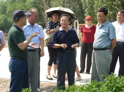 贾敬敦主任(右四)听取科研情况介绍